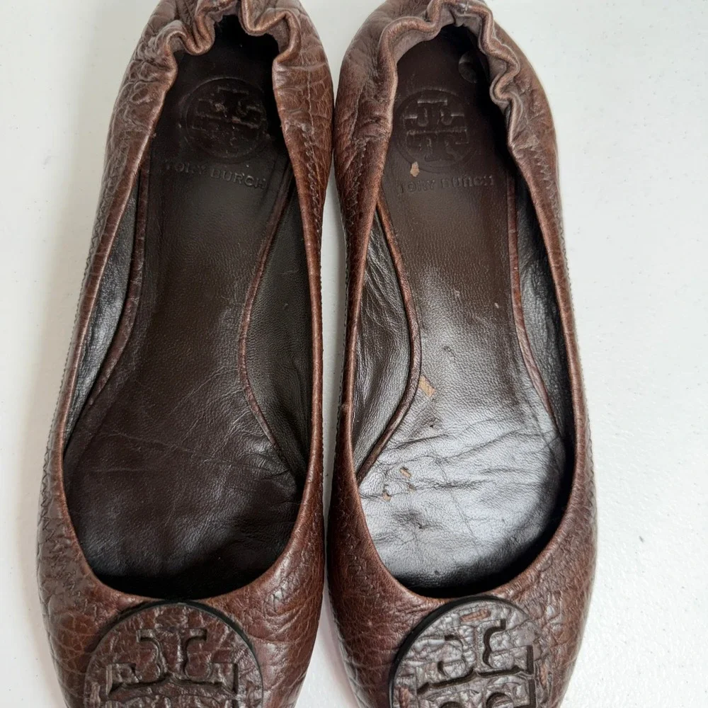 Tory Burch 7.5 Reva Ballet Flats Brown Tumbled Leather Logo Medallion Classic